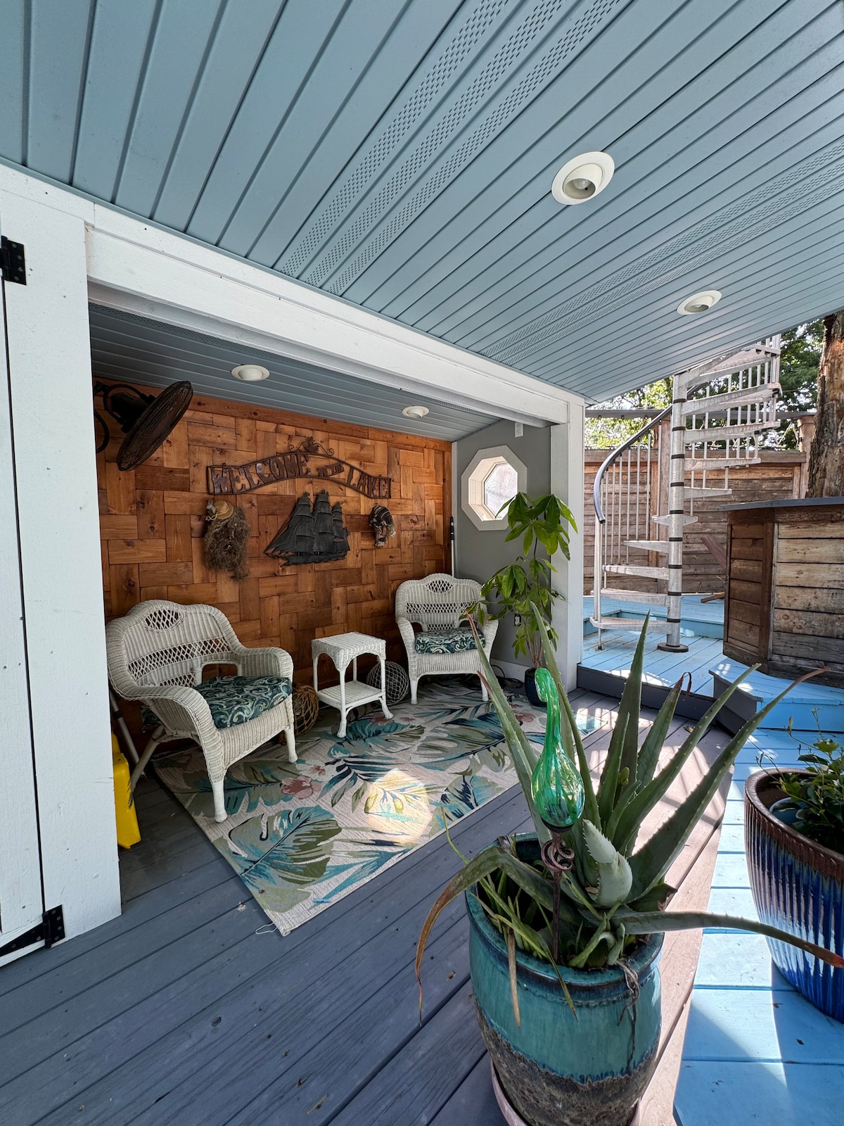 Captain Bill's Guest House/seasonal swimming pool