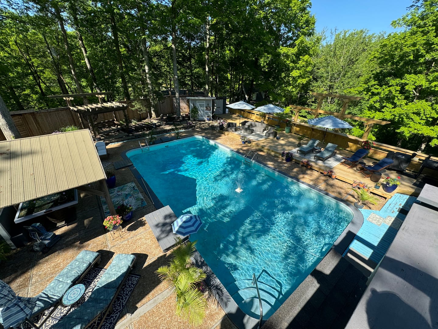 Captain Bill's Guest House/seasonal swimming pool