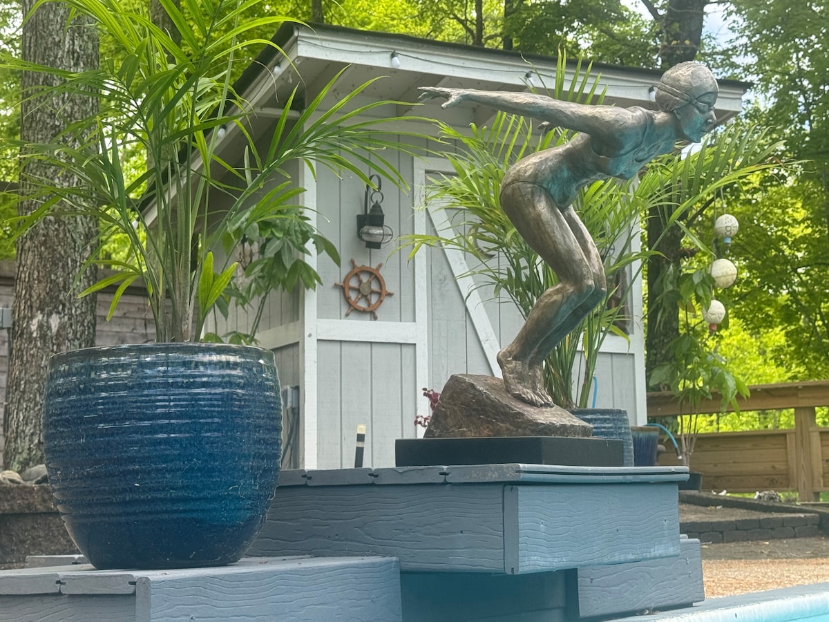 Captain Bill's Guest House/seasonal swimming pool