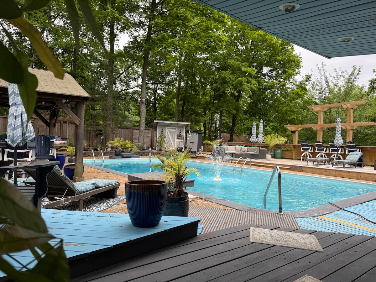 Captain Bill's Guest House/seasonal swimming pool