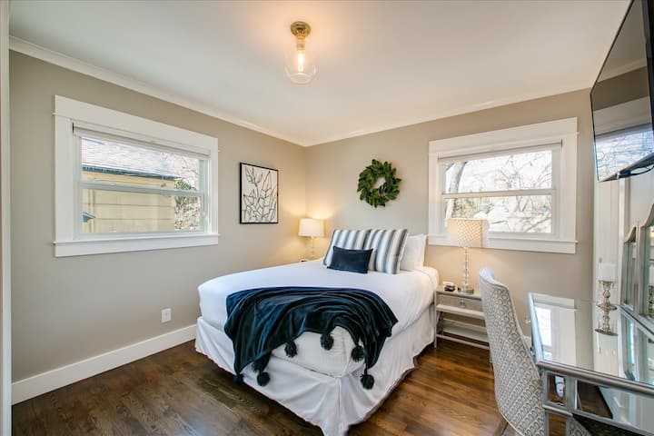 Disfruta de una buena noche de descanso en la cómoda cama tamaño queen 