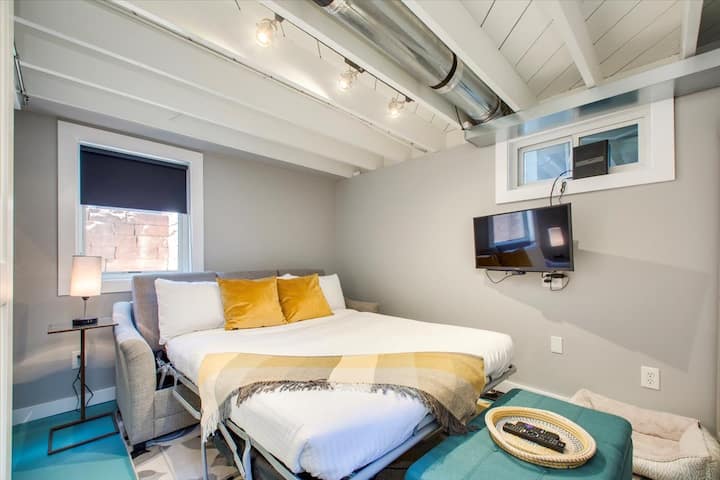 Cama extraíble de tamaño completo ubicada abajo en el salón del sótano. 