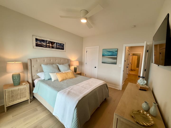 Chumba cha malkia wa wageni chenye ufikiaji wa moja kwa moja kwenye sitaha iliyofunikwa juu ya maji.