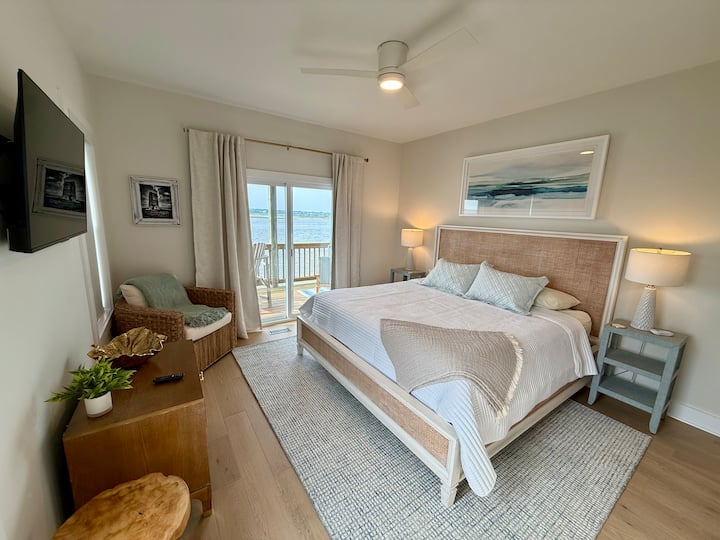 Master king suite ina umaliziaji wa kifahari na mwonekano wa maji kutoka kila dirisha na ufikiaji wa moja kwa moja kwenye sitaha iliyofunikwa kwenye maji.