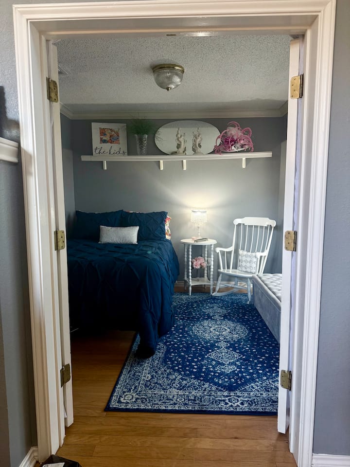 Milango ya Kifaransa inaweza kufunikwa na mapazia wakati imefungwa. Kuna rafu zinazoweza kurekebishwa na ottoman iliyo na hifadhi.