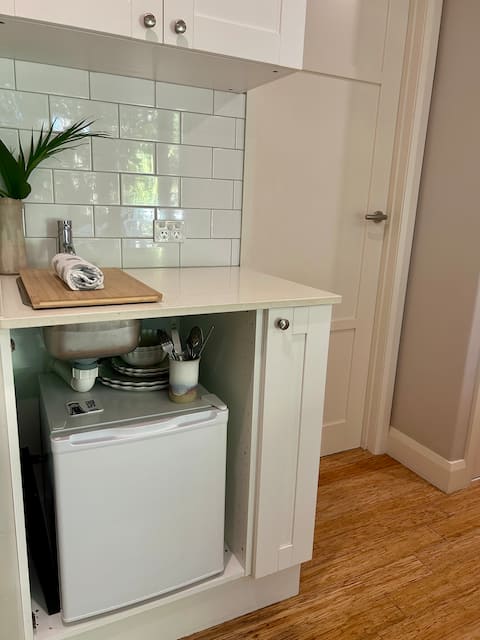 Top performing Airbnb: The Villa Palm Beach - 1 room private access in Palm Beach