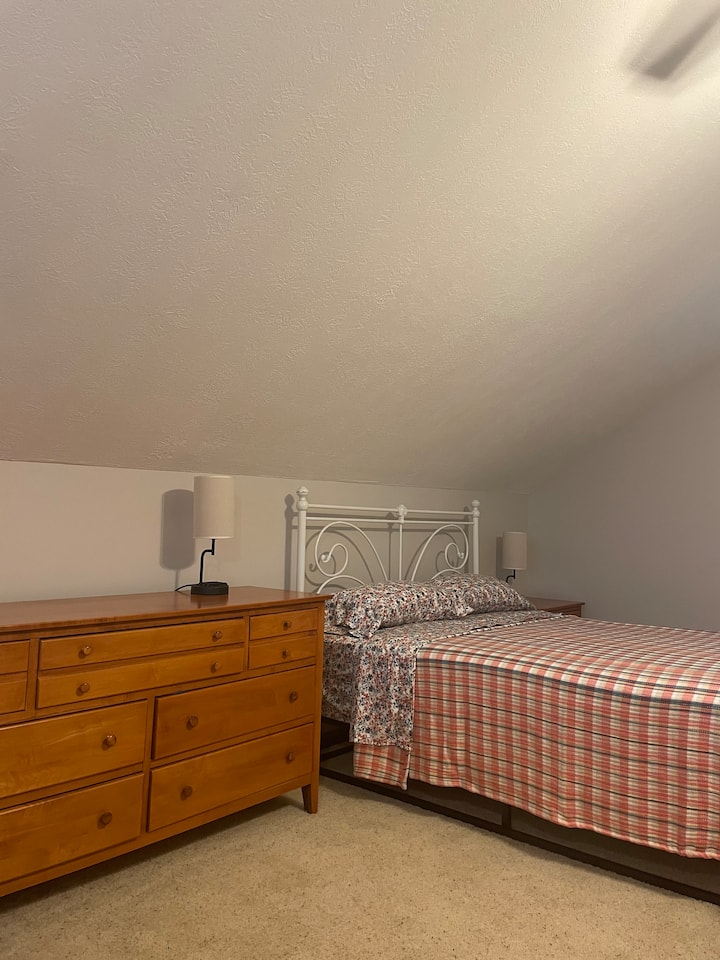Queensize-dobbeltsseng med en behagelig hybridmadras og masser af plads i den store kommode.