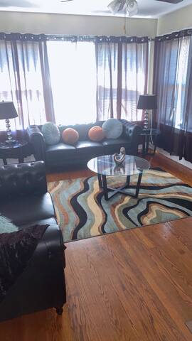 Charming 3bedroom, 1bathroom 5 mins to Hyde Park gallery image 2