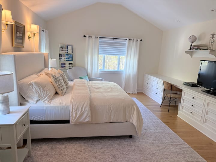 Amplia habitación con cama tamaño king que comunica con el baño