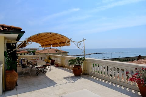 Sea view penthouse with 130 sqm terrace