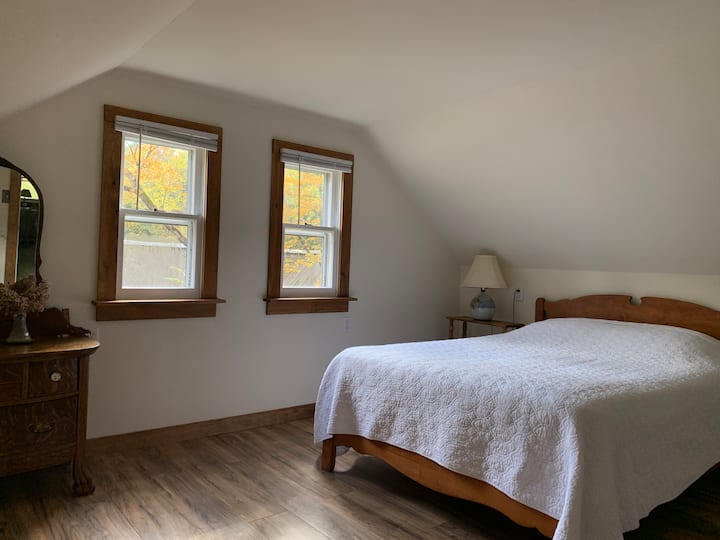 楼上卧室配备全尺寸双人床。