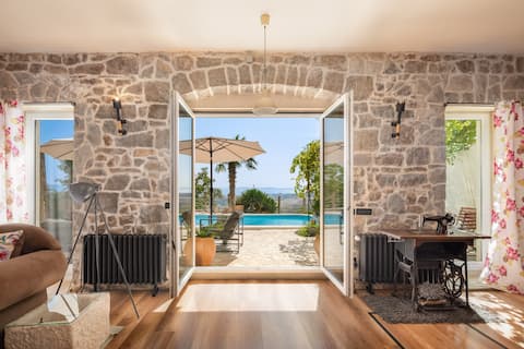 Top Airbnb: Stone villa Pot Cilco with amazing view of Split in Žrnovnica
