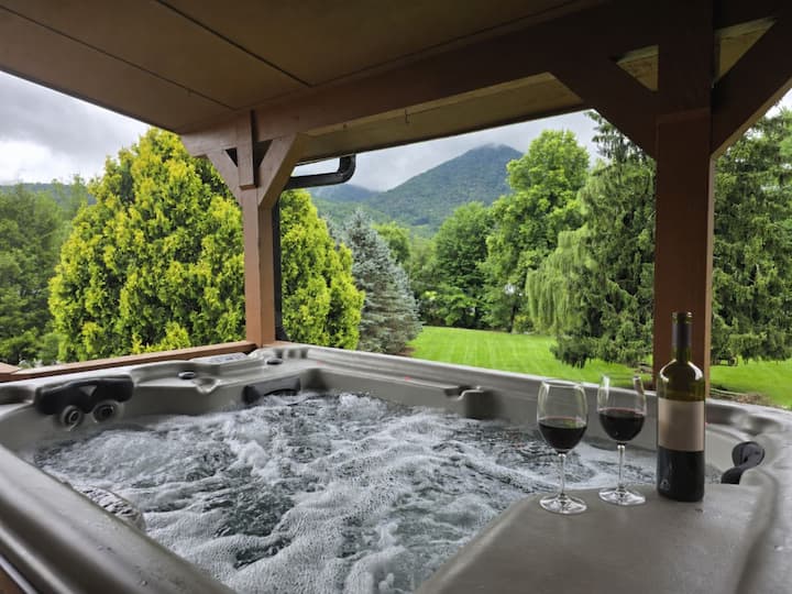 Rainbow Mtn Retreat- Pet Friendly, Hot Tub, Walk - Waynesville, NC