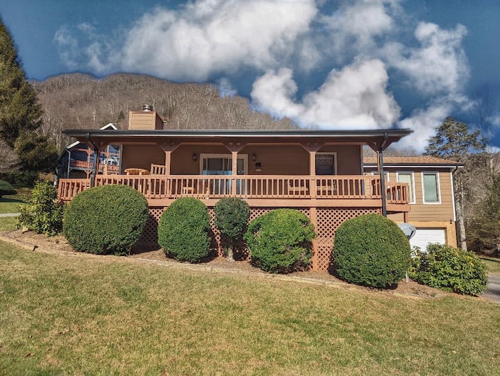 Rainbow Mtn Retreat- Pet Friendly, Hot Tub, Walk - Maggie Valley, NC