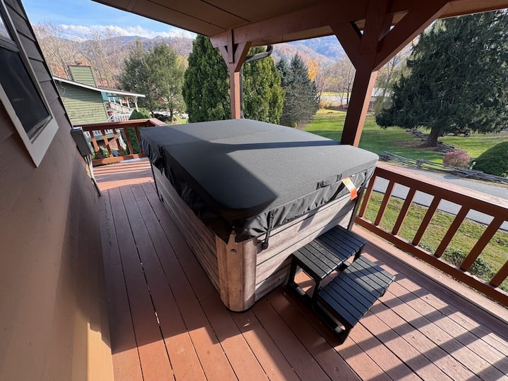 Rainbow Mtn Retreat- Pet Friendly, Hot Tub, Walk - Maggie Valley, NC
