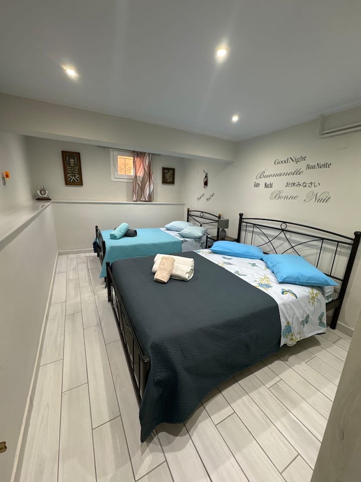 Საძინებელი 2 საწოლით.
Ორადგილიანი საწოლი და ნახევრად ორადგილიანი.