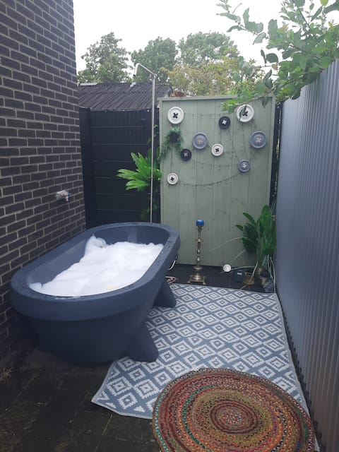 Holiday villa, dogs welcome, fenced garden, sauna