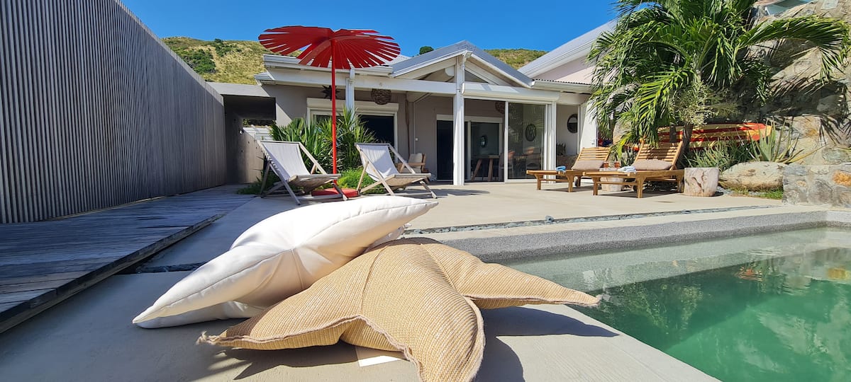 Terrasse et piscine à cascade de la villa Almond Blue, vue sur la mer des Caraïbes