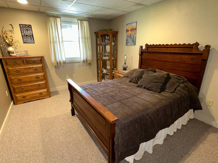 Dormitorio 1 con una cama de tamaño completo