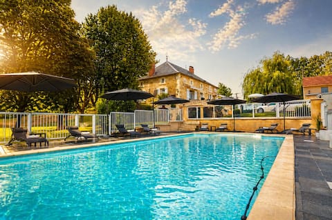 Great gîte for 8 people with heated pool & large park
