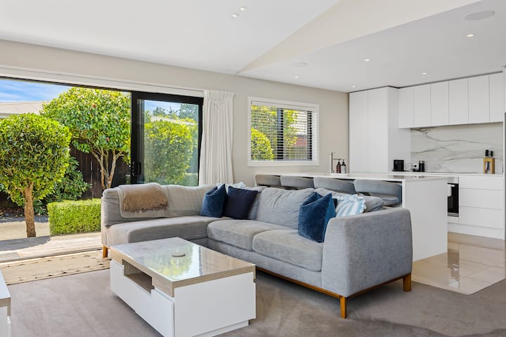 Modern Two-bedroom Home In Merivale - Christchurch