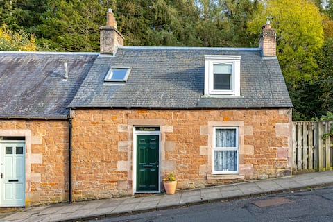 Charming 2 bed Cottage in the heart of Melrose.