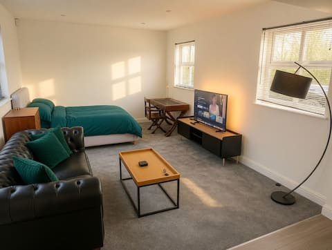 Popular Airbnb listing: Boutique Cottage with private pool and hot tub in Bolton