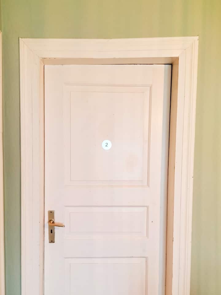 אתם תזהו את החדר שלכם עם מספר 2 על הדלת 