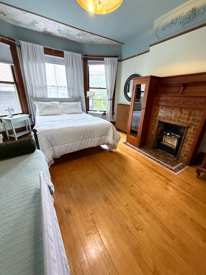 Fireplace bedroom. This fireplace is not functional yet but it is romantic. Queen sized bed in this room as well as a twin day bed. 