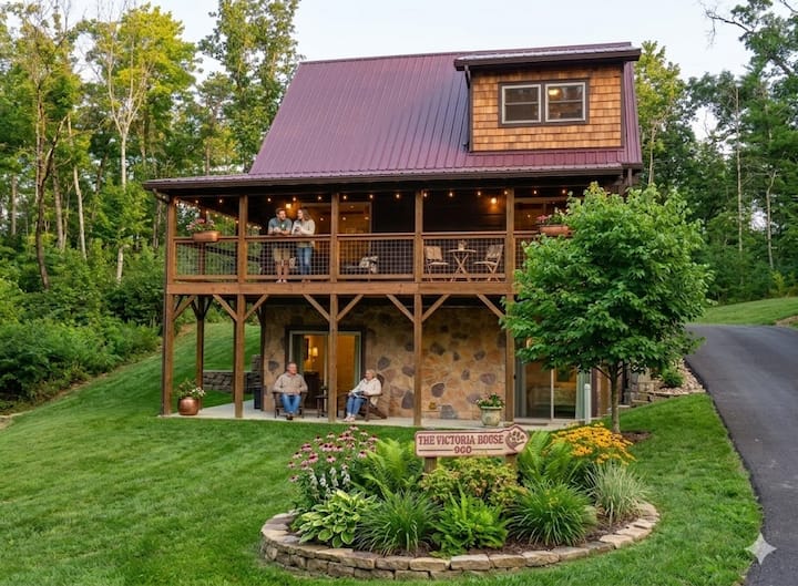 Victoria: Secluded Cabins Amidst Nature's Beauty - Gatlinburg, TN