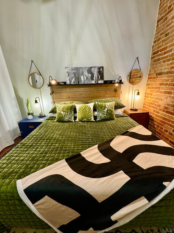 chambre king size. Matelas très confortable, hauts plafonds, poutres apparentes, ventilateur de plafond, télévision roku 55"