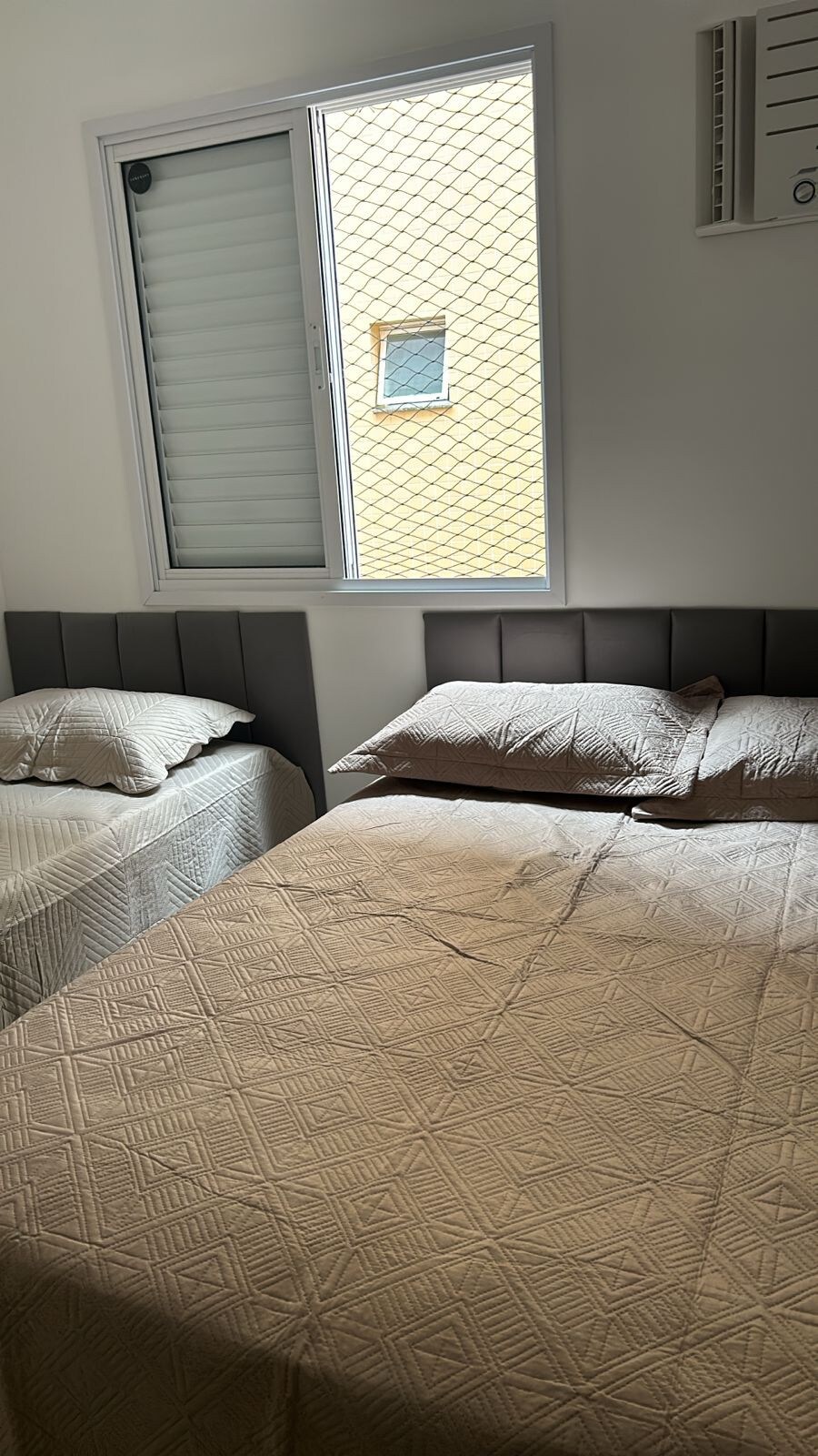 Room with a single bed,a double bed and a single mattress. 