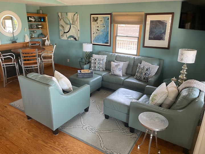 غرفة المعيشة/التجمع عند الدخول من الباب الأمامي.
غرفة المعيشة رقم1