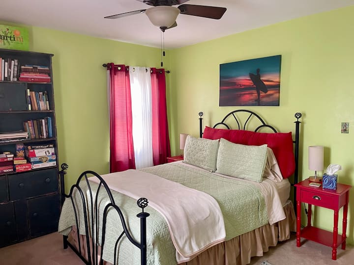 Bračni krevet (širine 150 – 179 cm) udoban je za dvije osobe.