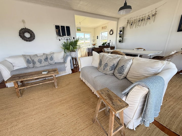 Our Happy Place Cosy Upstairs Retreat - Hahei