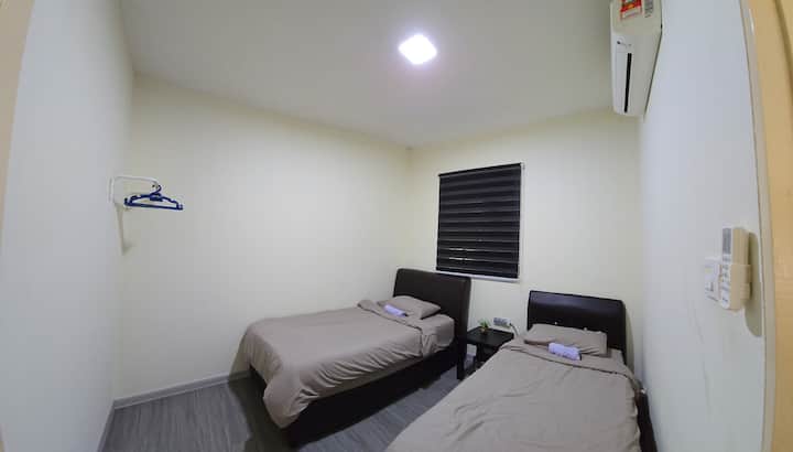 Dormitorio en la planta baja totalmente climatizado con cama individual y cama individual, adecuado para personas mayores. Recientemente remodelado con nueva cortina de parasol oscura. 