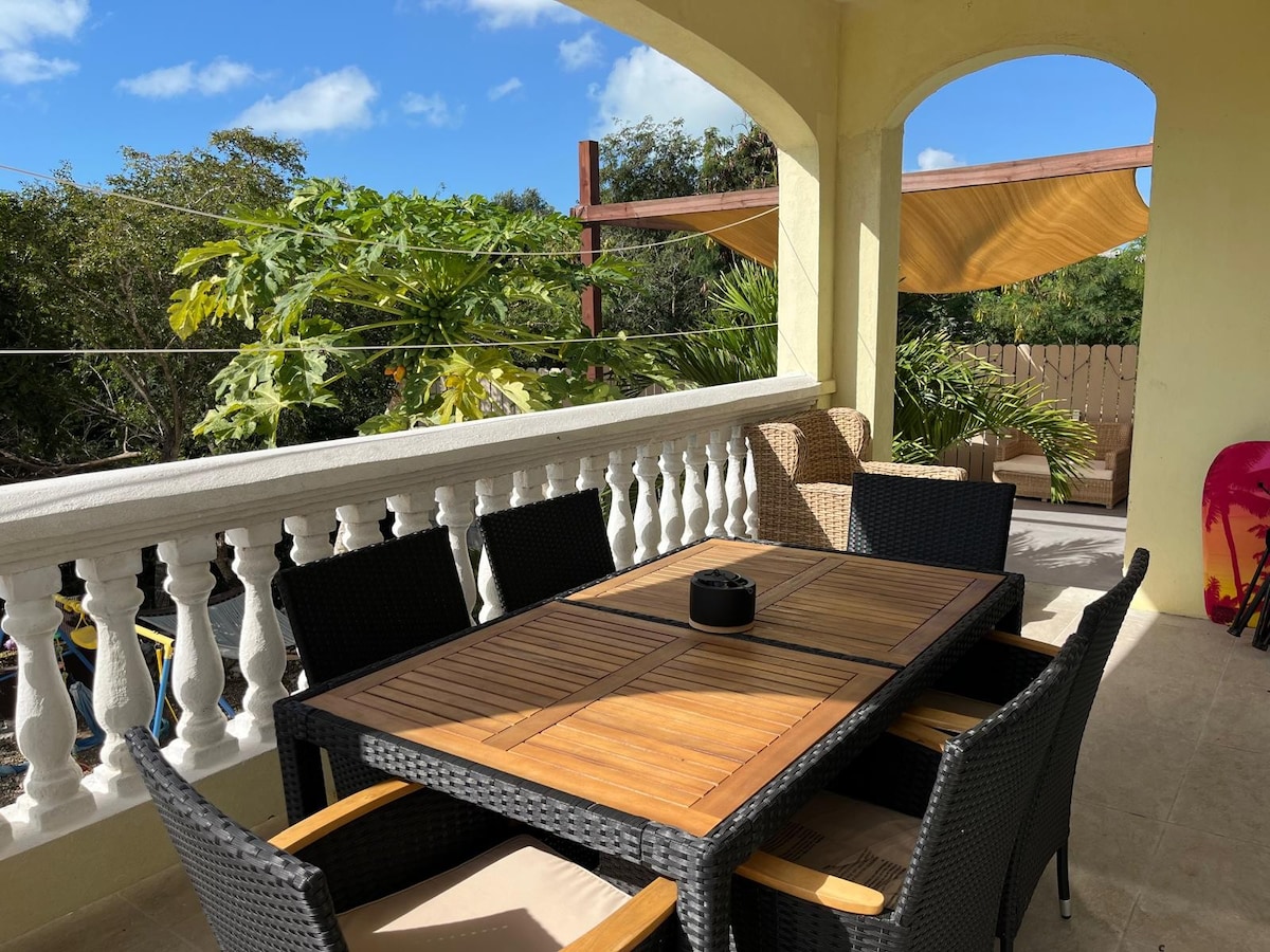 2Bedroom cozy home walking distance to the beach.