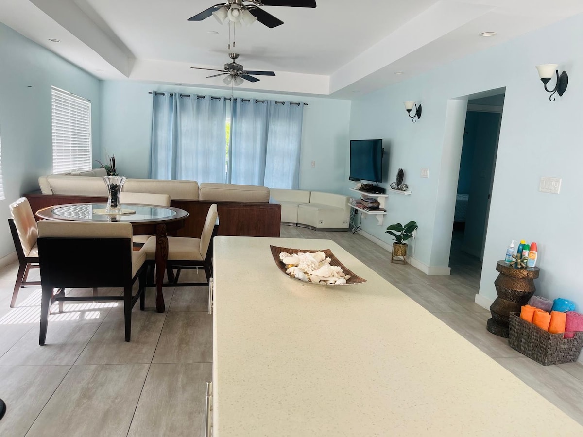 2Bedroom cozy home walking distance to the beach.
