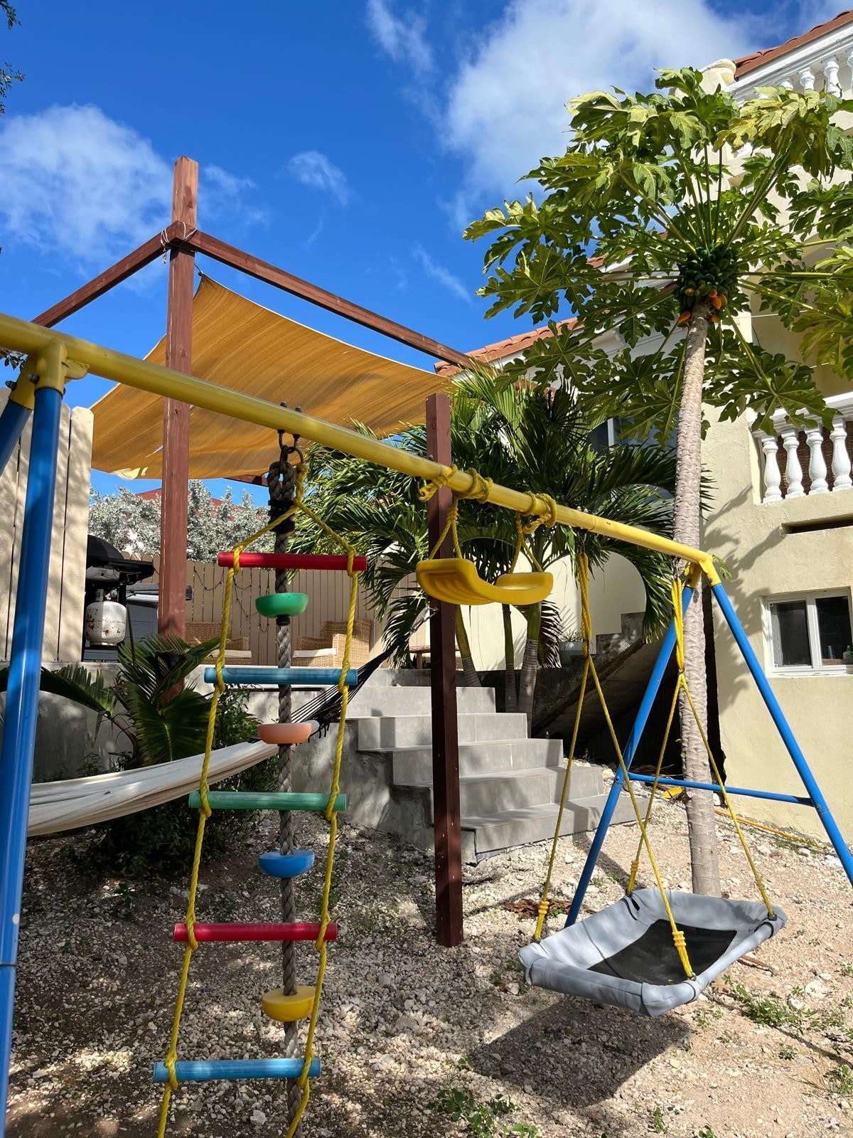 2Bedroom cozy home walking distance to the beach.