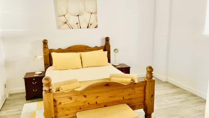 Просторна и светла главна спалня