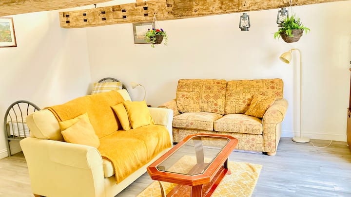 Просторна всекидневна с два двойни разтегаеми дивана и единично легло