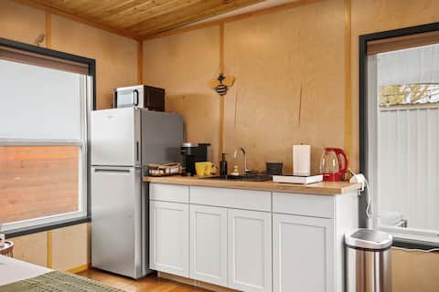 Top Airbnb: BeeNBee: Cozy Stay & Patio in Garrison Park