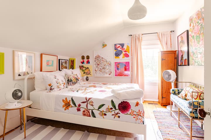 BEDROOM 2 aka PAPAYA ROOM: Comfortable Queen Bed,  with gorgeous linens gives all the right "feels". It's adjacent bathroom has the cutest slipper bathtub for you to enjoy a relaxing soak!