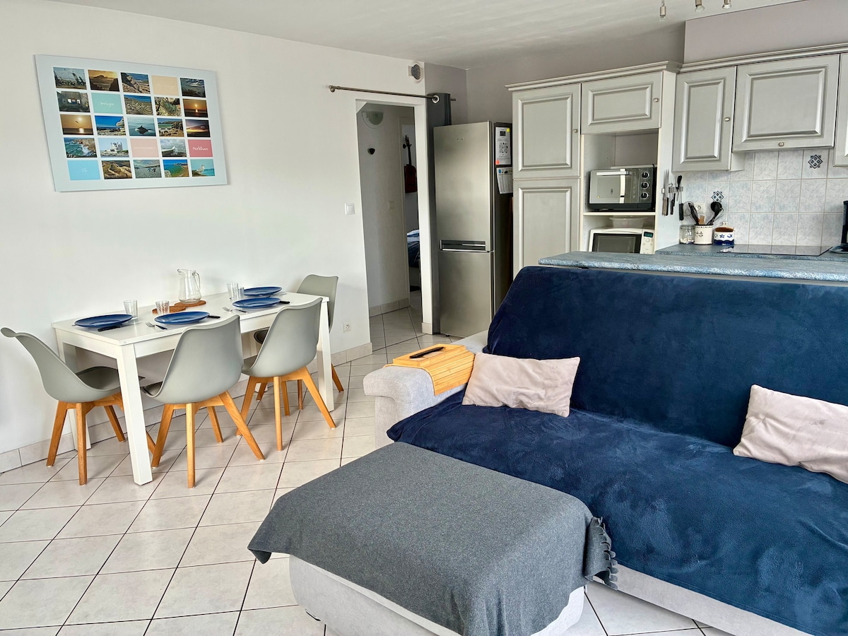 Annonce Airbnb populaire: T2 with little courtyard. Beach and shops at 150m. à Saint Pierre Quiberon