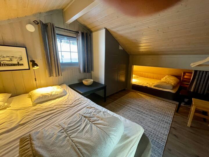 Спална соба 4, горен кат, за 3,5 лица.
(180 см + 140 см кревети)