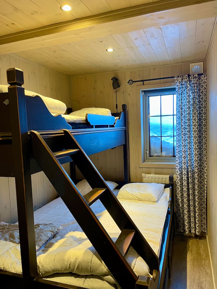 Спална соба 2 со 3 кревета.