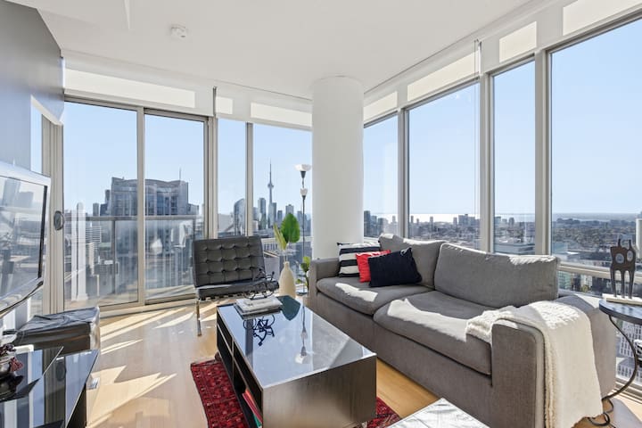 Downtown Penthouse w/ Parking · Gym · Pool · Views