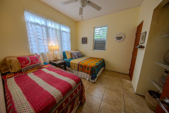 Un sacco di spazio nell'armadio per questa camera da letto per gli ospiti