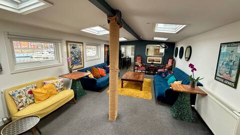 Super Size Duplex Barge w/cinema room