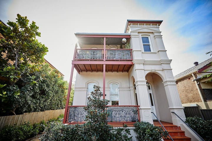 Esperanza Gardens: A Stylish Victorian Studio - Sydney
